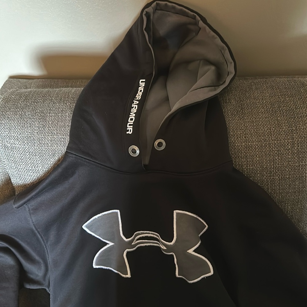 Black underarmour hoodie. Men’s medium